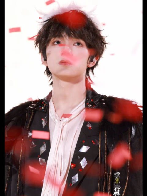 王橹杰演唱《野心家》获MVP，彩带落下上目线灵动