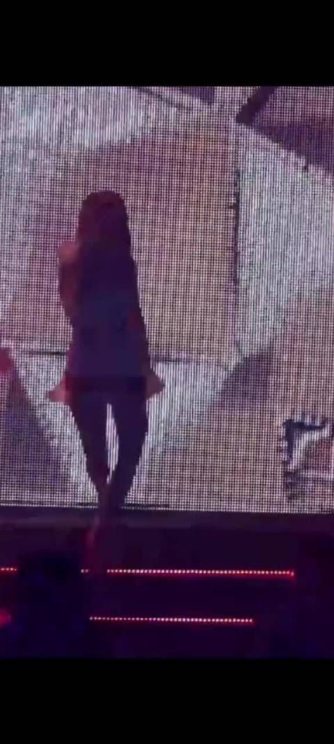 这场的泫雅腿被完美诠释了不瘦而有肉