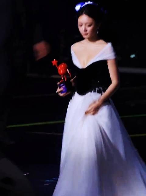 赵今麦黑白纱裙亮相舞台，手捧红奖杯尽显优雅灵动