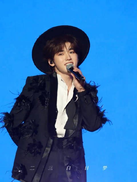 宋亚轩新音舞台风吹掉帽子的那一刻简直被舞台之神眷顾，太有神性了！