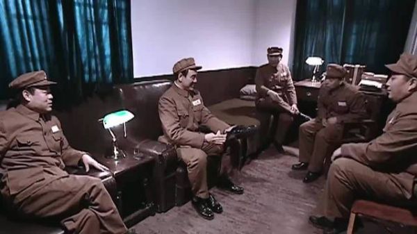 亮剑：丁伟展示擦鞋水平，趁机找同学们要点好处，李云龙瞬间黑脸！