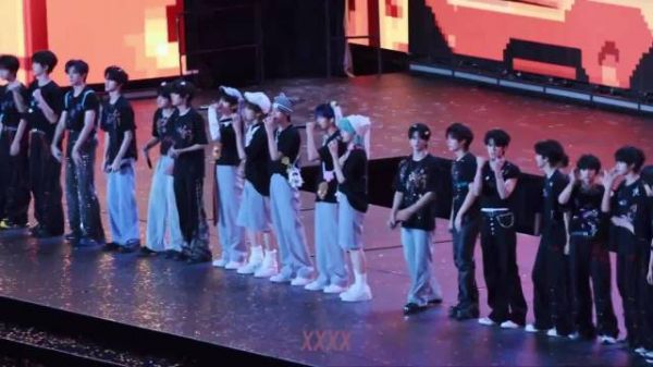 王橹杰穆祉丞双人舞台封神，街舞少年与卡拉OK碰撞宿命感