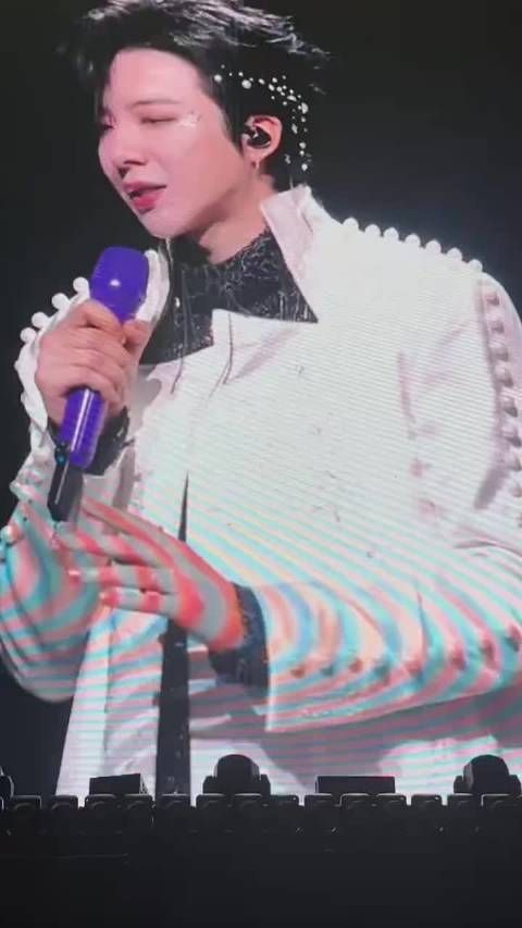 “别害臊，脱掉，脱掉，”哈哈肉眼可见了红温了 现场直拍#粉丝互动