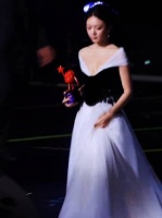 赵今麦黑白纱裙亮相舞台，手捧红奖杯尽显优雅灵动