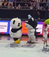 桑和lunar互踩，糖影这娃lunar真的好女汉纸的鸭子 Cr：logo