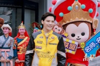 演员向佐现身潮州古城 沉浸式体验非遗与城市IP