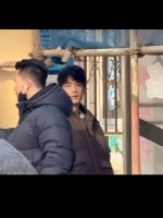 肖战盘锦拍戏扶受伤弟弟上车