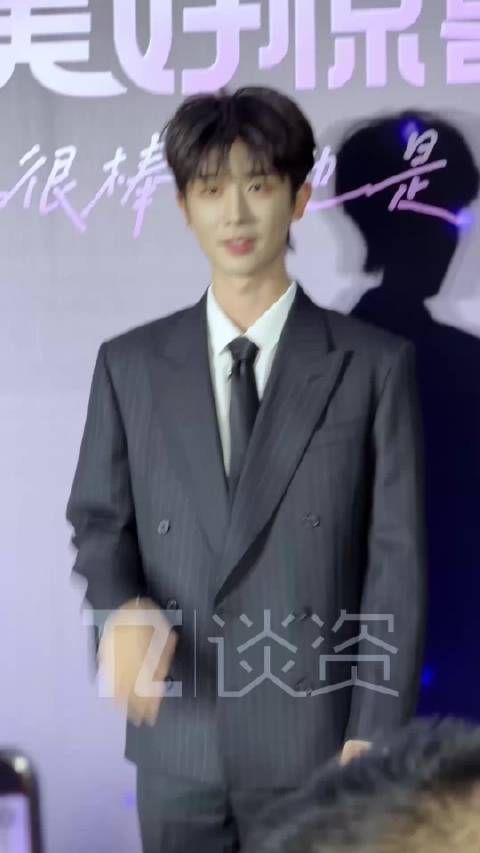 王不染现场给媒体们跳库卡伊舞蹈，好帅个大i人，跳完好害羞！