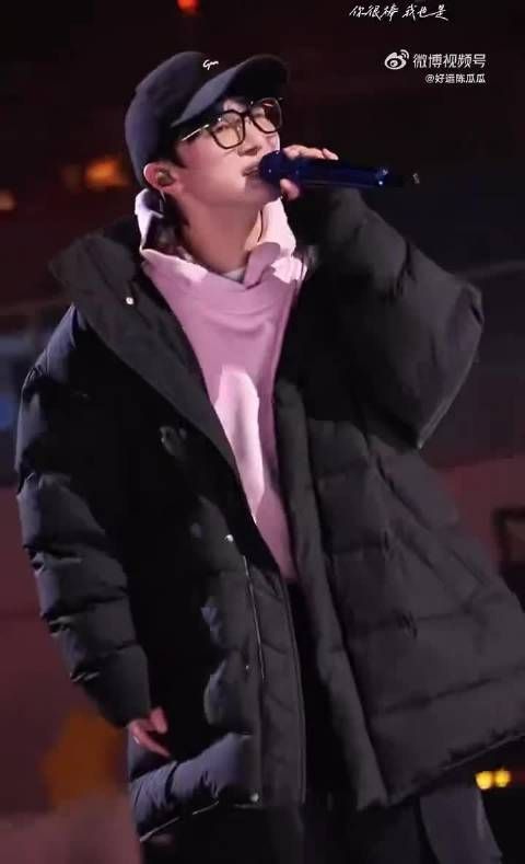 周深跨年夜献唱九个舞台,粉丝遥控器忙不停