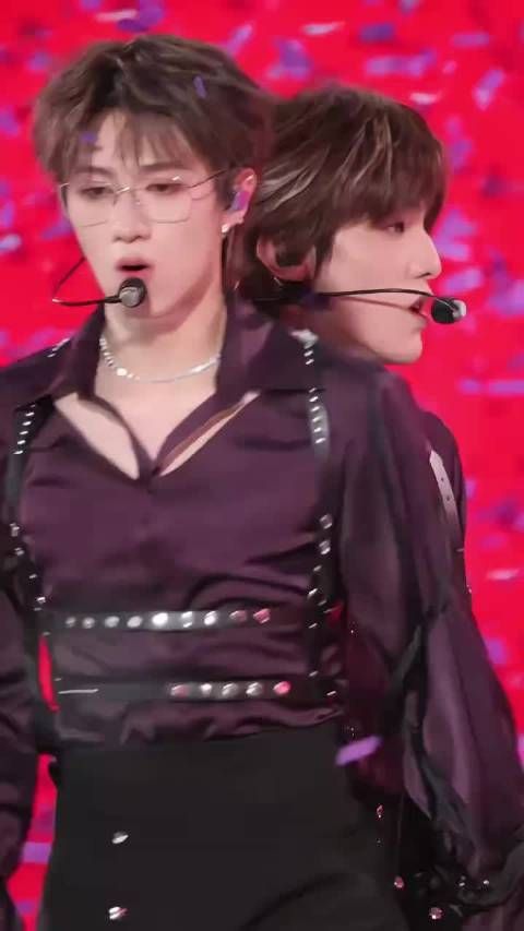 张泽禹紫色套装展现独特韵味