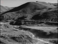 《鸡毛信》海娃智引敌军入雷阵