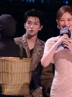 黄子弘凡吓得收回大白牙