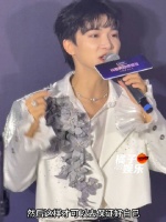 周深就这样一边说着希望大家爱自己一边唱起了《小美满》