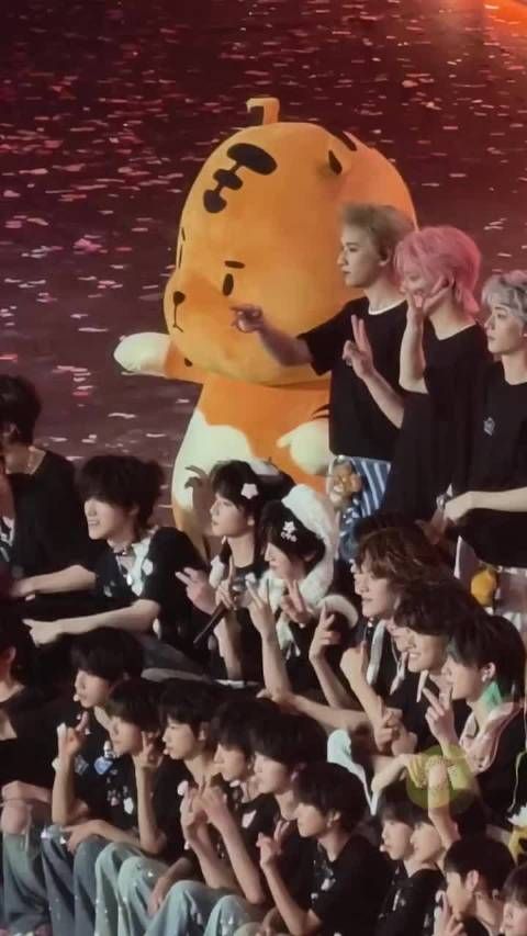 严浩翔要求玩偶配合镜头，饭撒标准严格