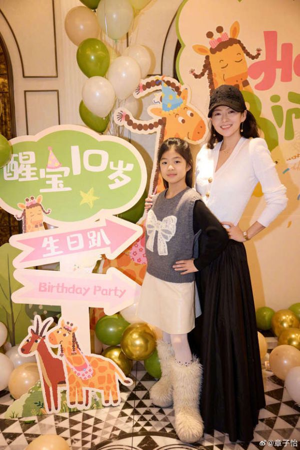 搜狐娱乐讯 12月28日，章子怡发长文为女儿醒醒庆祝生日，她写道：“生日快乐我最爱的女孩，你永远是我最初的骄傲！”