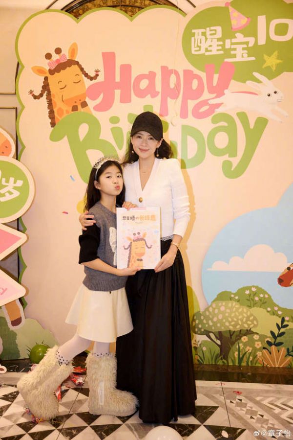 章子怡和醒醒长得很像。