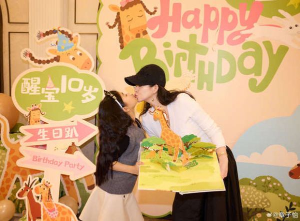 章子怡和醒醒亲亲，母女两人很幸福。