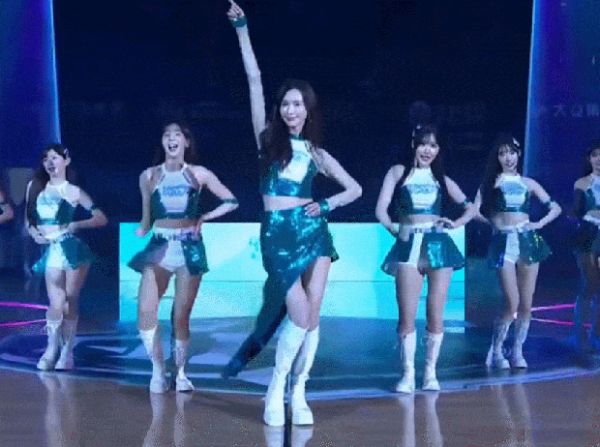 林志玲站在C位跳舞，动作到位！