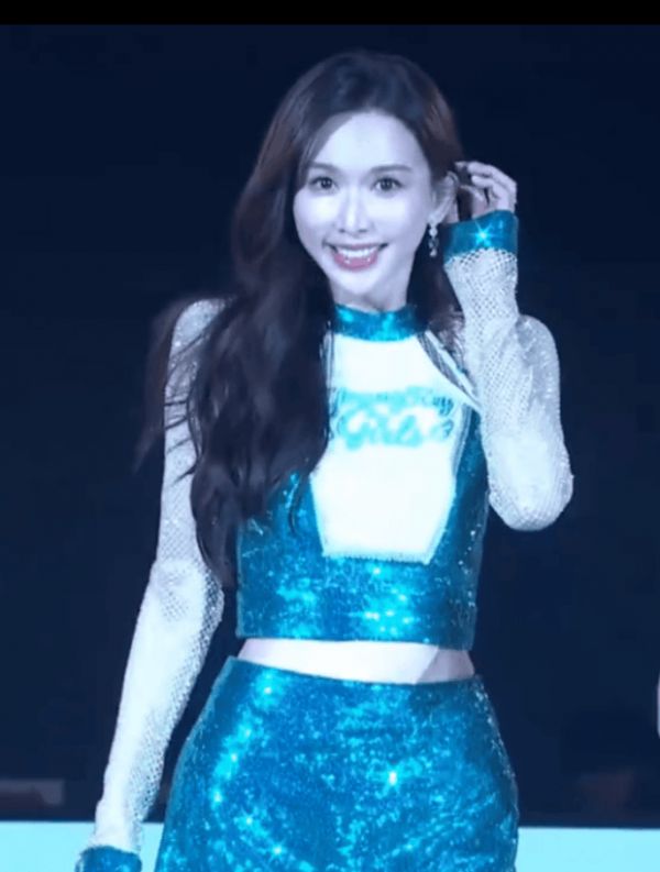 林志玲绽放温柔甜笑，魅力十足。