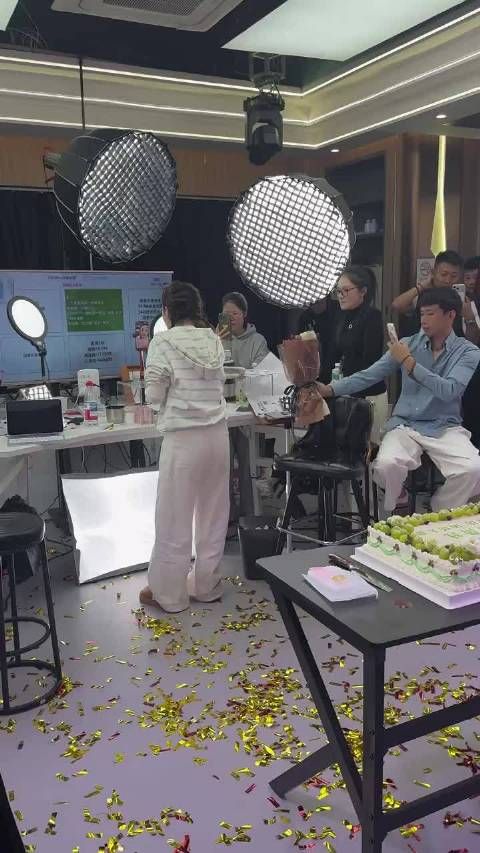 崔阿扎营业额破千万获天佑献花拥抱,鞠躬护腹引猜测