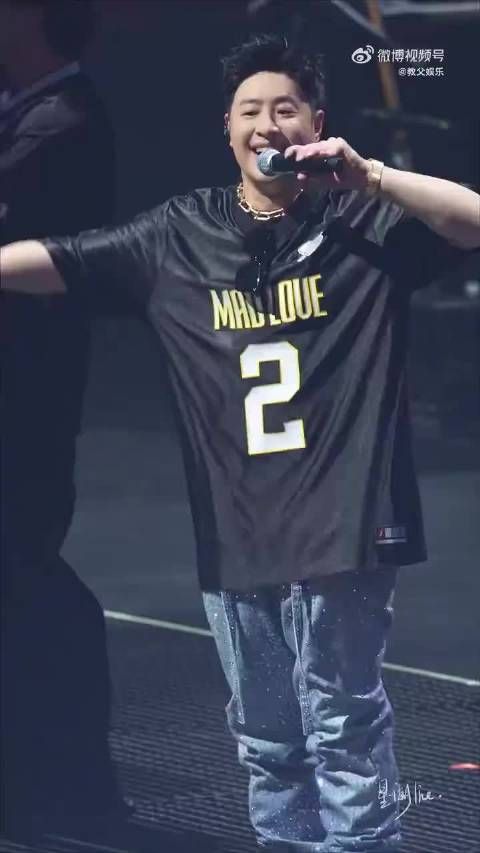 潘玮柏演唱会全场大合唱《Tell Me》,起调即被歌声淹没