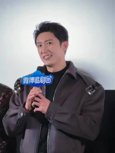 黄景瑜亮相《罚罪2》活动，肩宽造型引热议