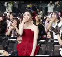 周洁琼红裙跳IOI经典舞曲，官宣重组引爆全网