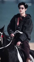 王鹤棣骑马亮相你好星期六，黑马王子造型引期待