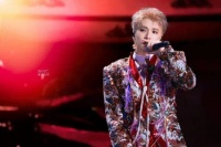 严浩翔《SHAKE》舞台：亮片裹王者气，羽毛载野性光