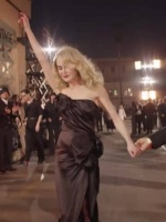 妮可·基德曼，女王单身耀眼！ 58岁传奇，好自信好美，简直是红磨坊再现