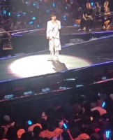 张杰演唱会回应争议称要先当好男人，粉丝评论两极分化