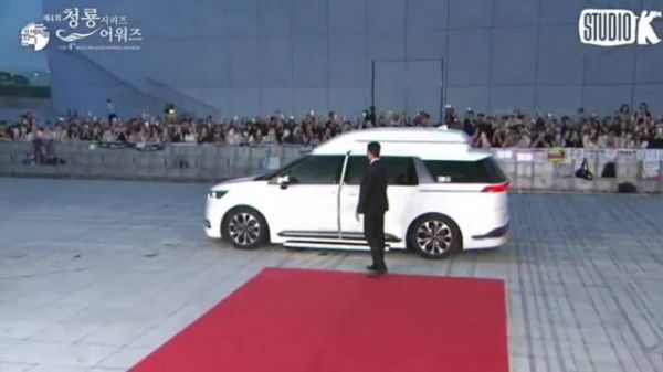 IU闪耀青龙红毯美爆了啊，完全女神，iu恐怕没有黑粉吧，她越长越年轻