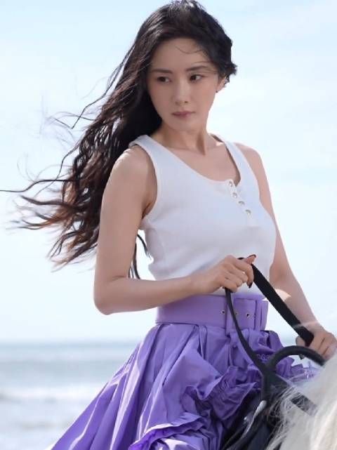 杨幂竟然马上要40岁了,这状态哪里像啊,VOGUE开年封女王!