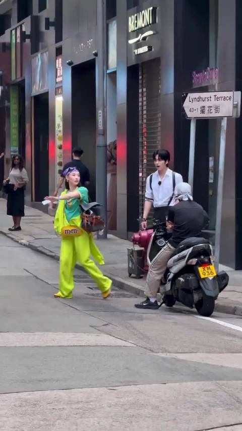 张柏芝穿卫衣展现时尚感，独特穿搭引关注