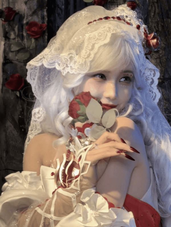 李一桐怀抱装饰花束，白发配蕾丝头饰。