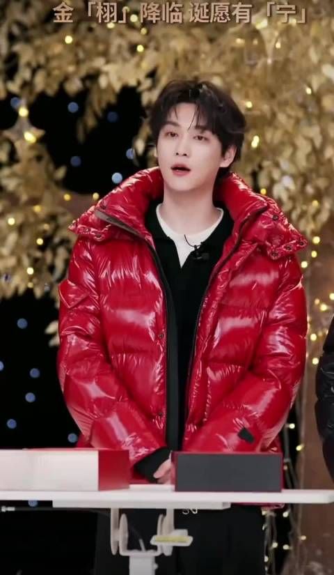 田栩宁一起感受炽热的烟火与光芒，好好吃饭，吃堡堡，新的一年我们常见常新啦