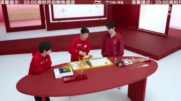 肖战红衣造型亮相北京卫视,舞龙糖画迎新春