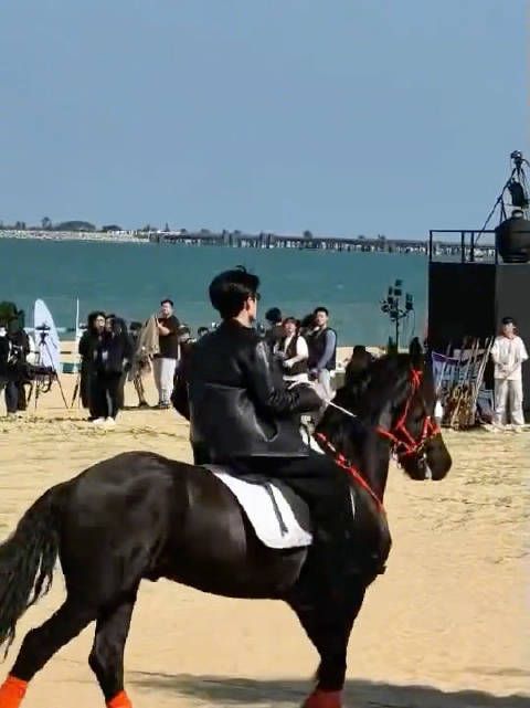 檀健次综艺骑马行云流水,紧急控马显身手
