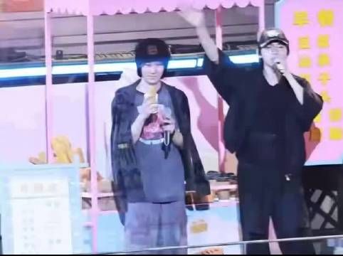 宋亚轩张真源跨晚合唱豆浆油条，与王嘉尔合作舞台引期待
