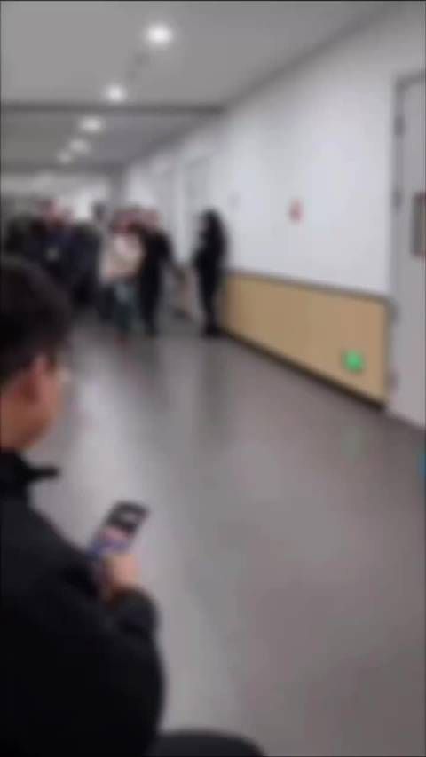 邓为风衣造型亮相央视跨年，霸总气场引期待