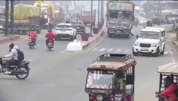 印度公路的景色丝毫不逊色于一部《死神来了》电影