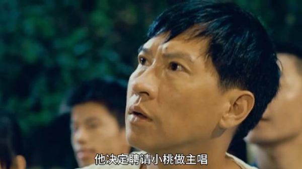 智障美少女街头唱歌爆红，张家辉看到商机邀请张静初做主唱