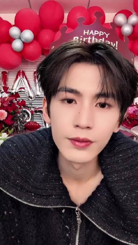 张凌赫直播中称染发无人发现,撒娇语气引热议