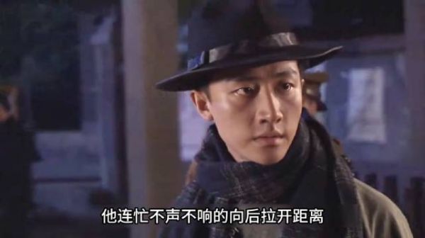 为了警示接头人，男人不惜以身犯险 ！