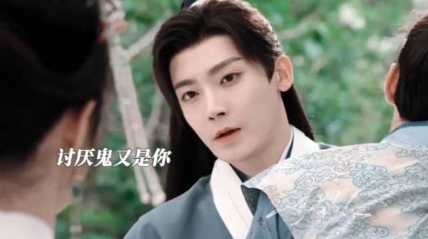 温粲摔下悬崖故意跟表姐撒娇被陆江来给截胡救别人的同时能保证自己的安全不