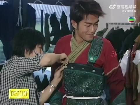 原来tvb连化妆都是演员自己化的啊,好珍贵的拍摄花絮!