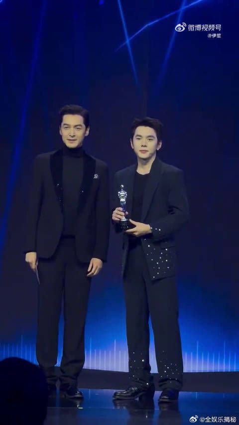 胡歌给李佳琦颁奖,帅哥同框,谁看了不迷糊