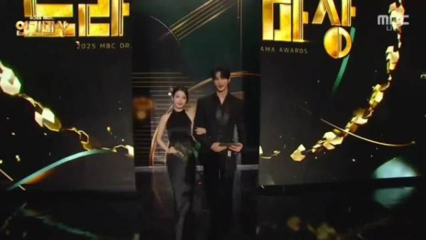 IU边佑锡亮相2025MBC演技大赏，介绍新剧《21世纪大君夫人》