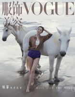 杨幂海边化身女骑士 身姿灵动侧颜线条精致柔和