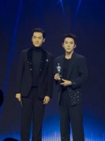 李佳琦颁奖现场夸赞胡歌演技，胡歌害羞回应